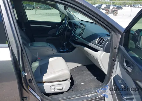 2017 Toyota Highlander Xle z USA, uszkodzony, nr VIN 5TDJZRFH9HS435958